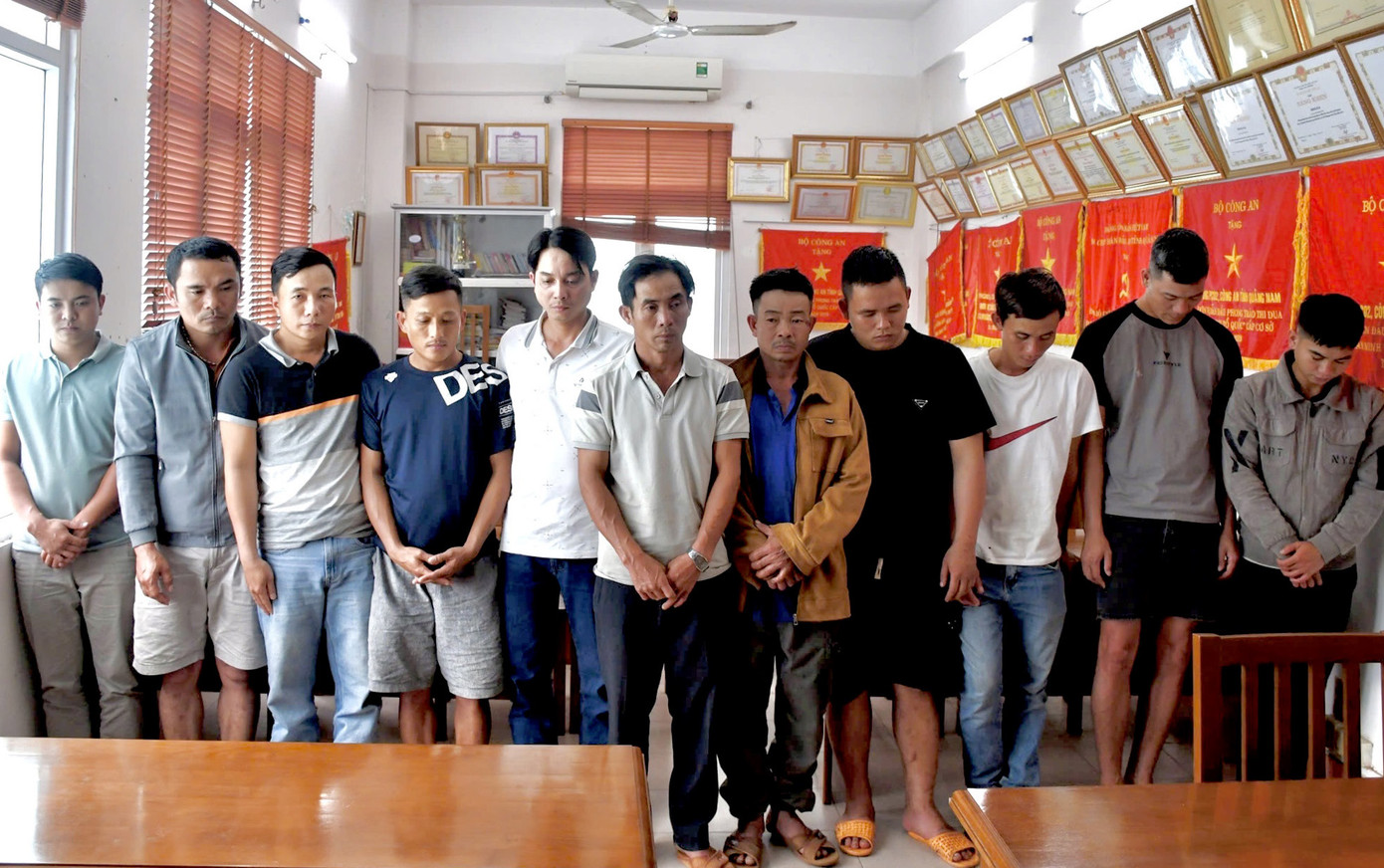 Nhóm đối tượng bị tạm giữ. Ảnh CAQN Nhóm đối tượng bị tạm giữ. Ảnh CAQN