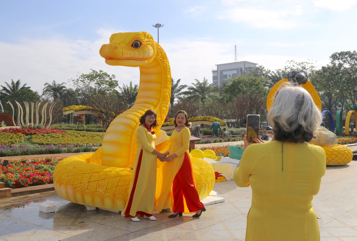 Người dân và du khách háo hức "check-in" cùng linh vật năm Ất Tỵ 2025. Người dân và du khách háo hức "check-in" cùng linh vật năm Ất Tỵ 2025.