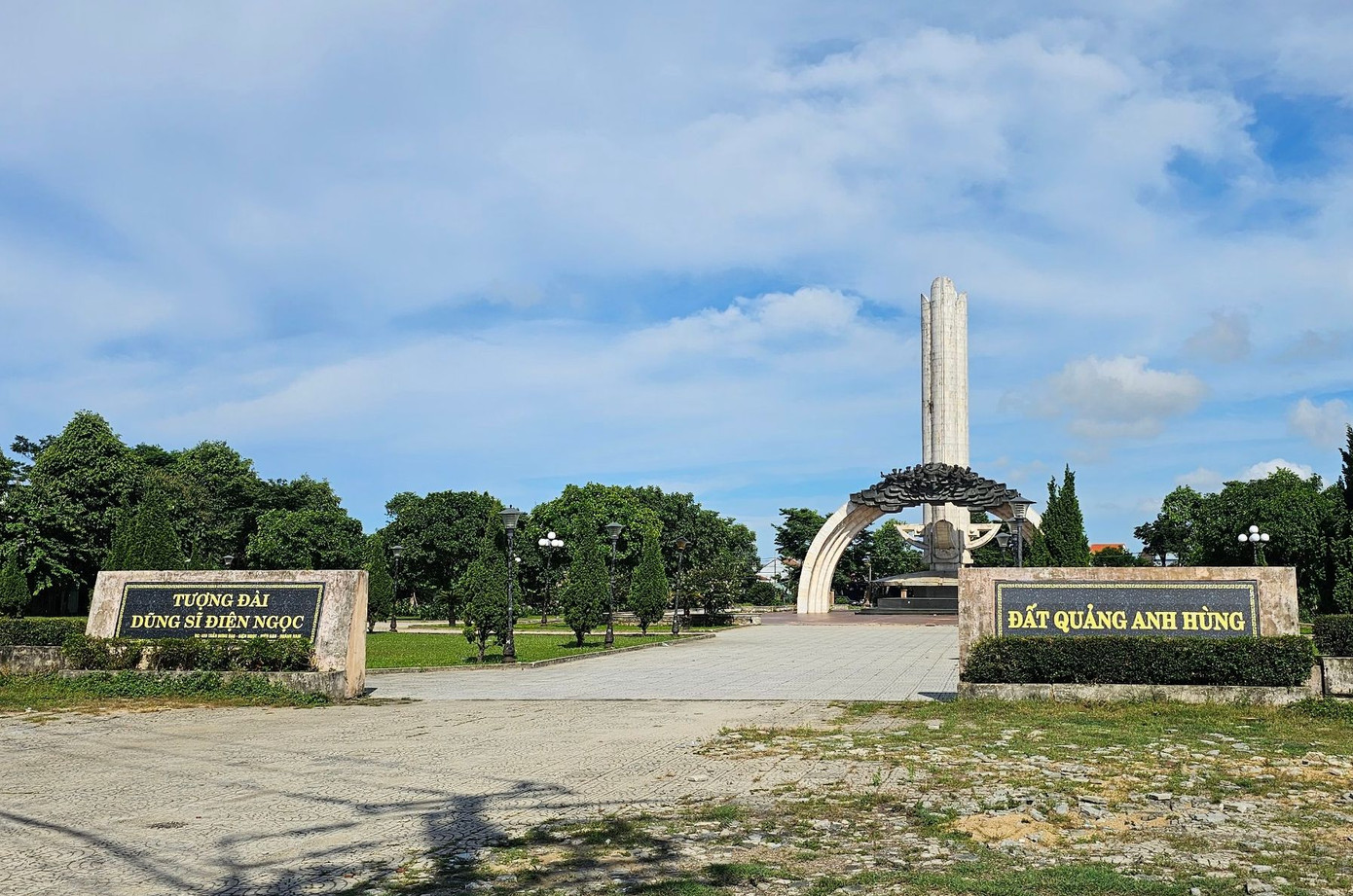 Tượng đài Dũng sĩ Điện Ngọc.