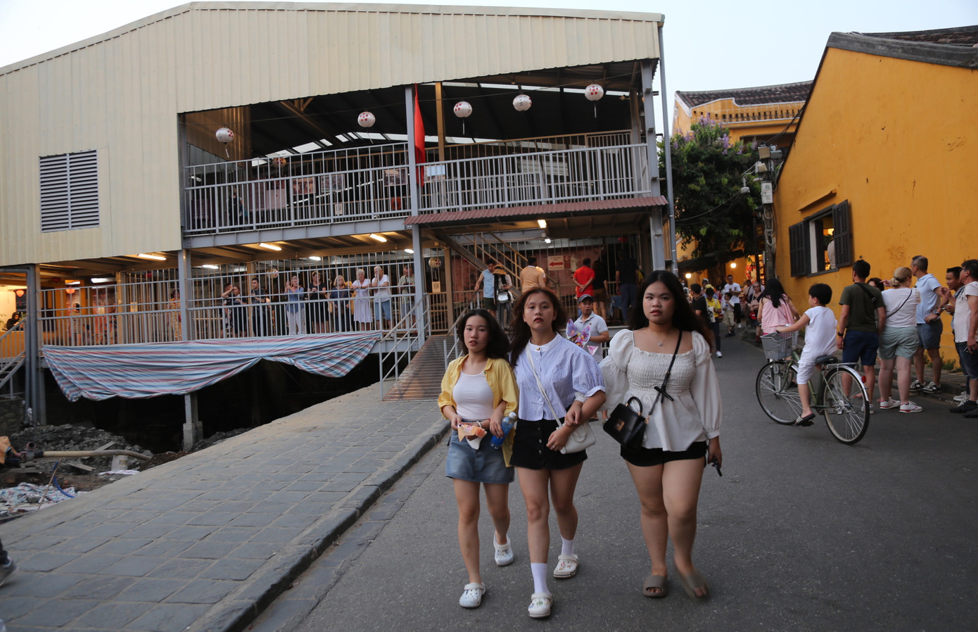 Khu vực di tích Chùa Cầu đang trong thời gian tu bổ cũng vắng hơn.