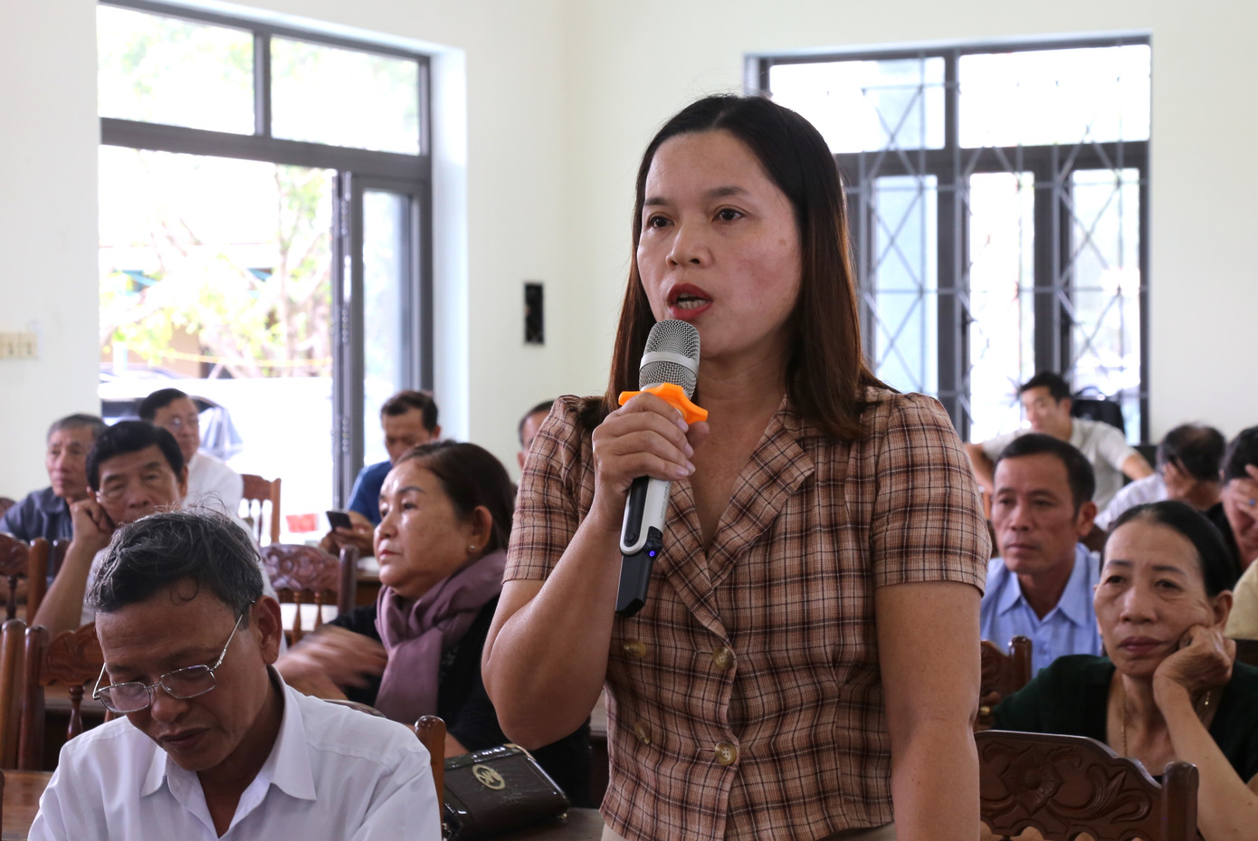 Cử tri nêu ý kiến.