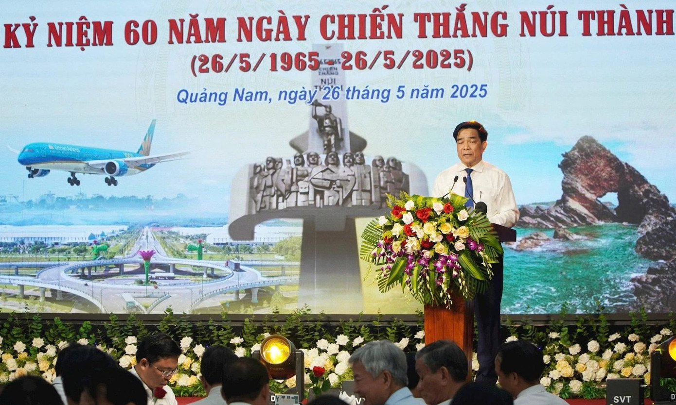 Ông Lê Văn Dũng - Chủ tịch UBND tỉnh Quảng Nam trình bày diễn văn tại buổi lễ kỷ niệm. Ông Lê Văn Dũng - Chủ tịch UBND tỉnh Quảng Nam trình bày diễn văn tại buổi lễ kỷ niệm.