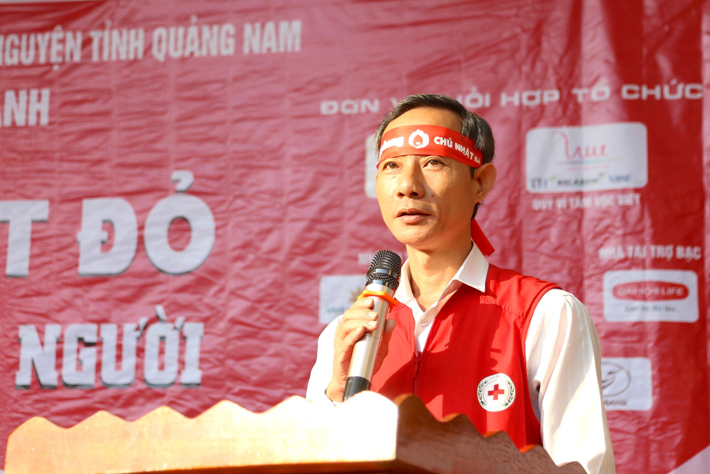 Ông Lê Tấn Minh - Chủ tịch Hội Chữ thập đỏ, Phó Ban chỉ đạo vận động hiến máu tình nguyện tỉnh Quảng Nam, chương trình Chủ nhật Đỏ do Báo Tiền Phong phát động có ý nghĩa thiết thực nhằm giúp các bệnh viện có thêm một lượng máu cần cho cấp cứu và điều trị, góp phần khắc phục tình trạng thiếu máu, đảm bảo lượng máu cứu chữa người bệnh.