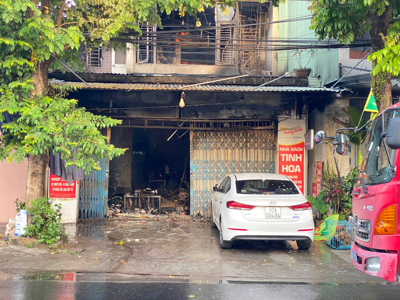 Vụ hỏa hoạn khiến hai vợ chồng chủ tiệm sách tử vong. Vụ hỏa hoạn khiến hai vợ chồng chủ tiệm sách tử vong.