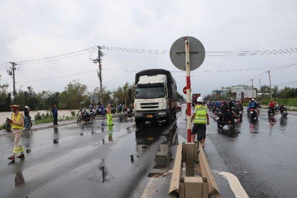 Trong khi đó, sáng nay quốc lộ 1A đoạn qua địa bàn Quảng Nam một số đoạn còn ngập sâu, khiến nhiều phương tiện không thể qua lại. Lực lượng chức năng có mặt để hướng dẫn điều tiết giao thông Trong khi đó, sáng nay quốc lộ 1A đoạn qua địa bàn Quảng Nam một số đoạn còn ngập sâu, khiến nhiều phương tiện không thể qua lại. Lực lượng chức năng có mặt để hướng dẫn điều tiết giao thông
