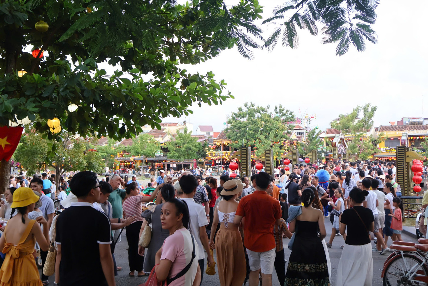 Ngày thứ 3 của kỳ nghỉ lễ Quốc khánh 2/9, phố cổ Hội An tiếp tục đón lượng lớn khách du lịch, nhiều thời điểm ghi nhận cảnh dòng người chen chúc.