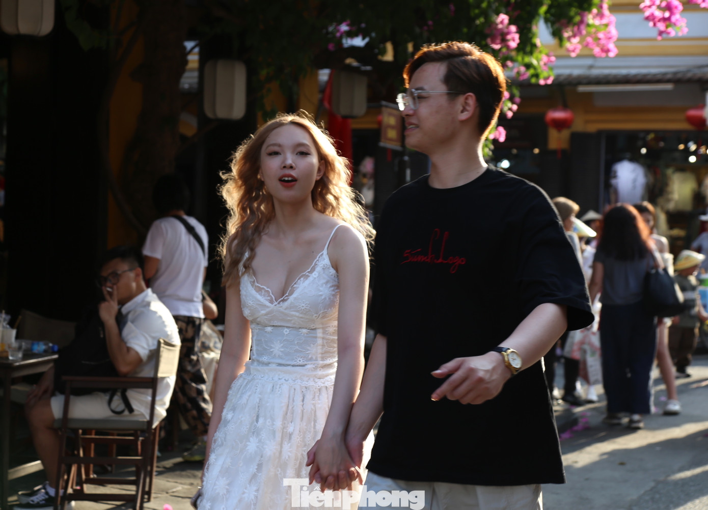 Du khách dạo bước ngắm nhìn phố cổ, ngồi xích lô dọc các tuyến phố. Ảnh: Hoài Văn