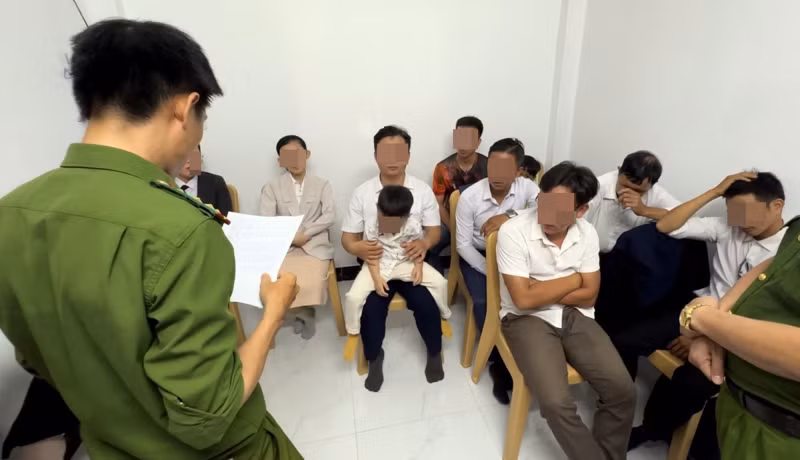 Công an triệt xoá điểm nhóm sinh hoạt 'Hội thánh Đức chúa trời mẹ' tại huyện Duy Xuyên, tỉnh Quảng Nam.