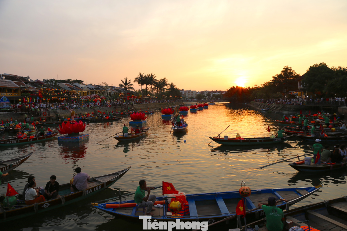 Mặt trời tròn xoe phía cuối dòng sông, tỏa ra ánh nắng vàng mật xung quanh càng tô thêm vẻ đẹp phố cổ. Khoảnh khắc làm lưu luyến bước chân lữ khách. Ảnh: Hoài Văn.