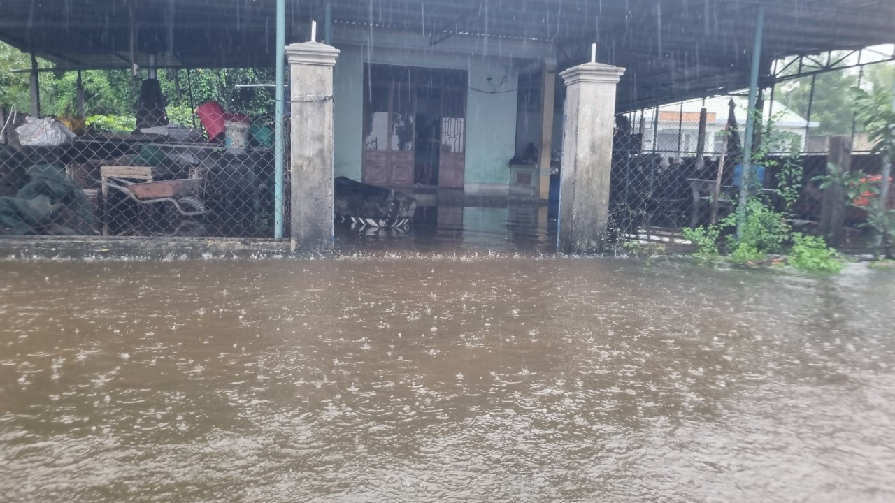 Nước lũ tấn công nhà dân ở Quảng Nam.