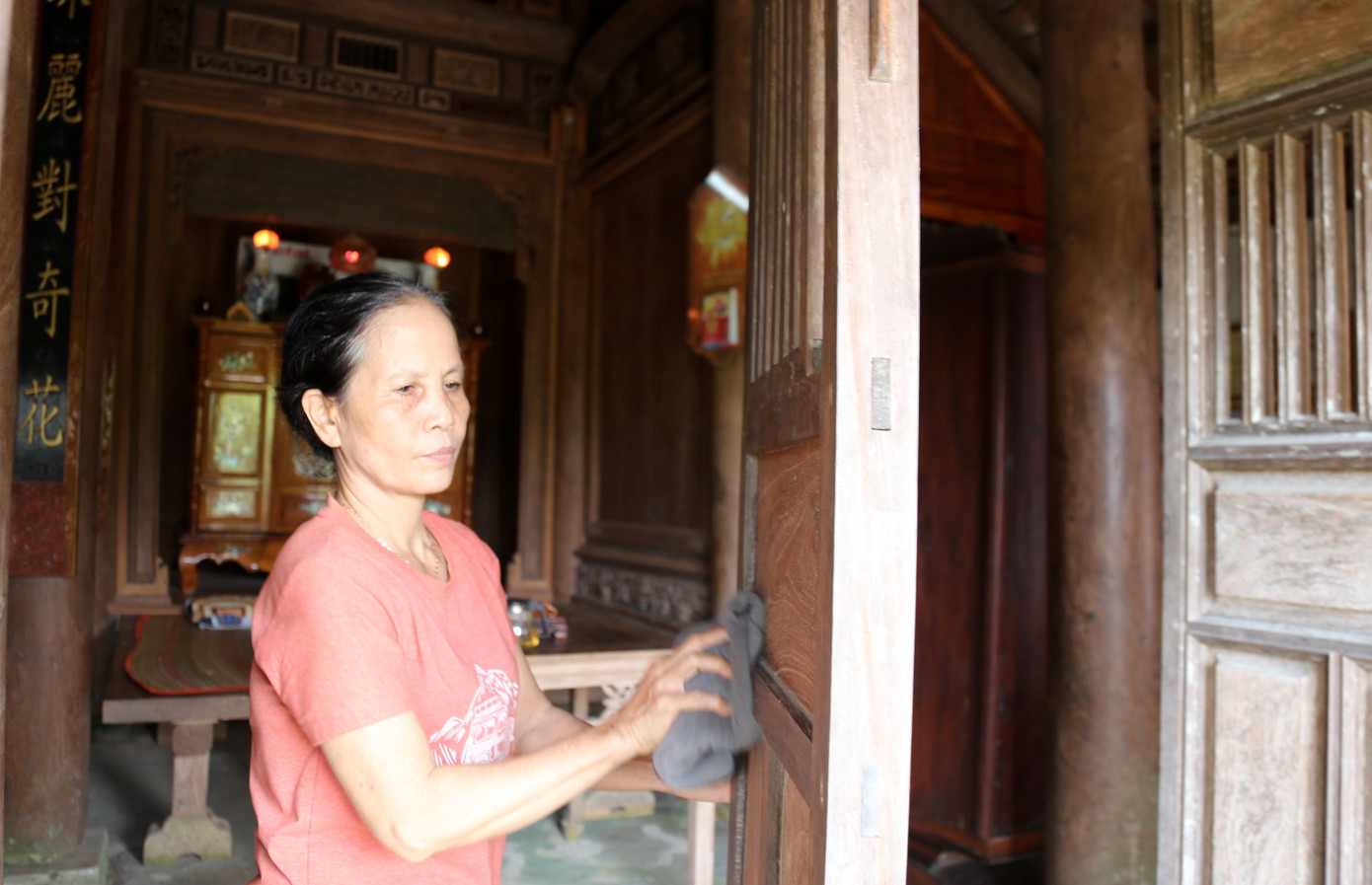 Các thế hệ con cháu truyền nhau kế thừa, chăm giữ nhà cổ như báu vật.