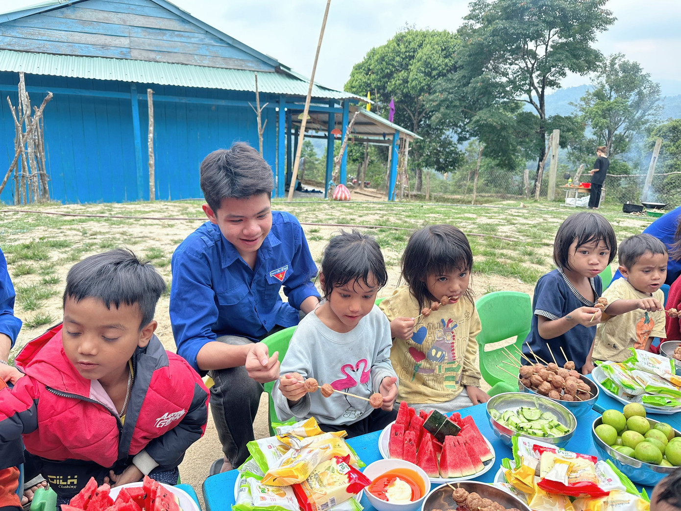Ngoài làm cầu dân sinh, đoàn cũng trao tặng các phần quà cho bà con và các em nhỏ, nấu những bữa ăn thiện nguyện. Hơn 500 suất bún chả cá được chính tay đầu bếp áo xanh nấu tặng đãi bà con.
