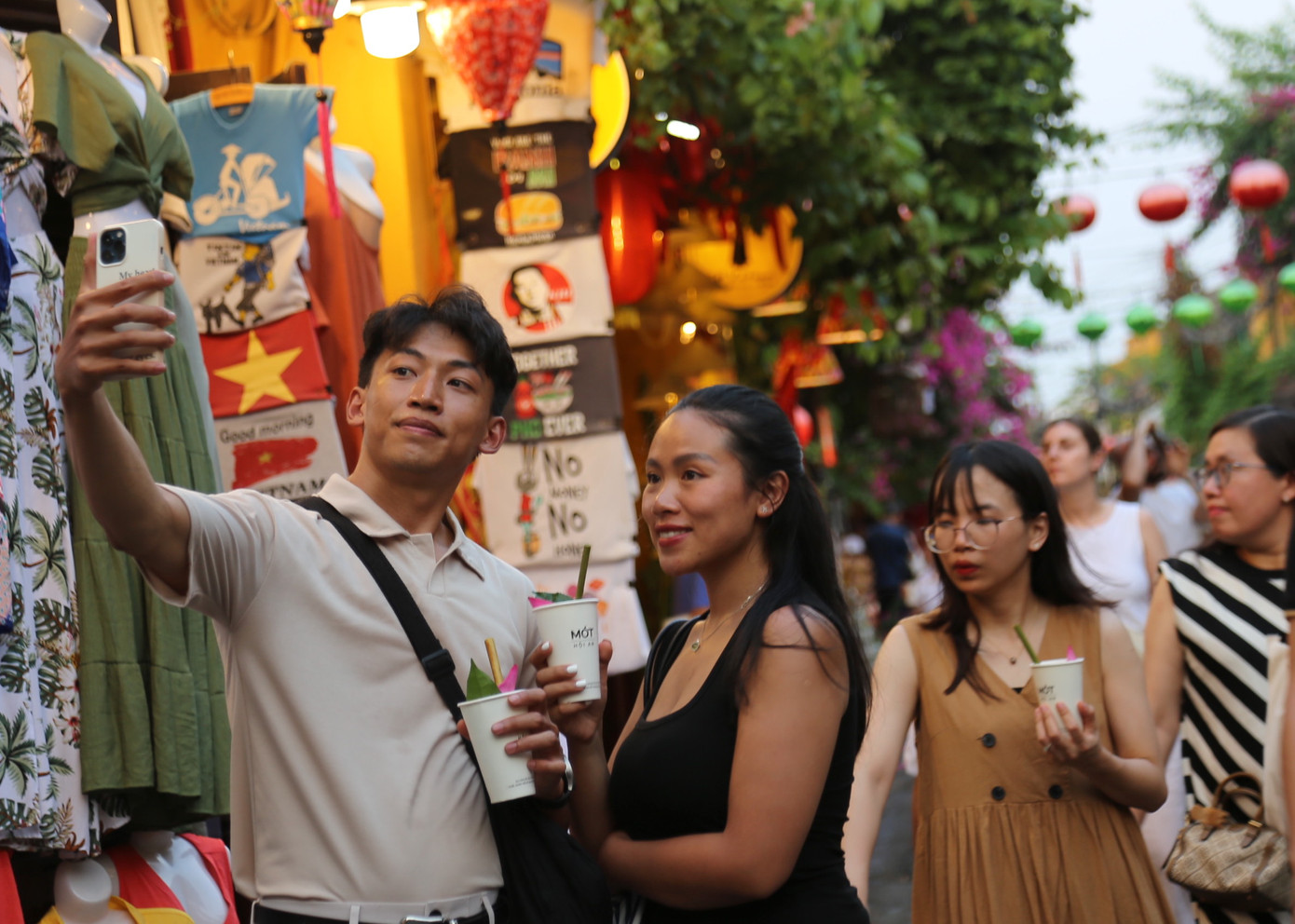 Lưu lại những khoảnh khắc đáng nhớ trong chuyến du lịch phố Hội.