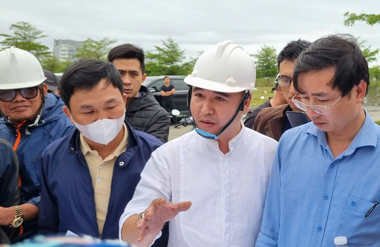 Ông Diệp Bảo Long, Tổng Giám đốc Công ty CP Bách Đạt An (áo trắng) trao đổi thông tin về các dự án.