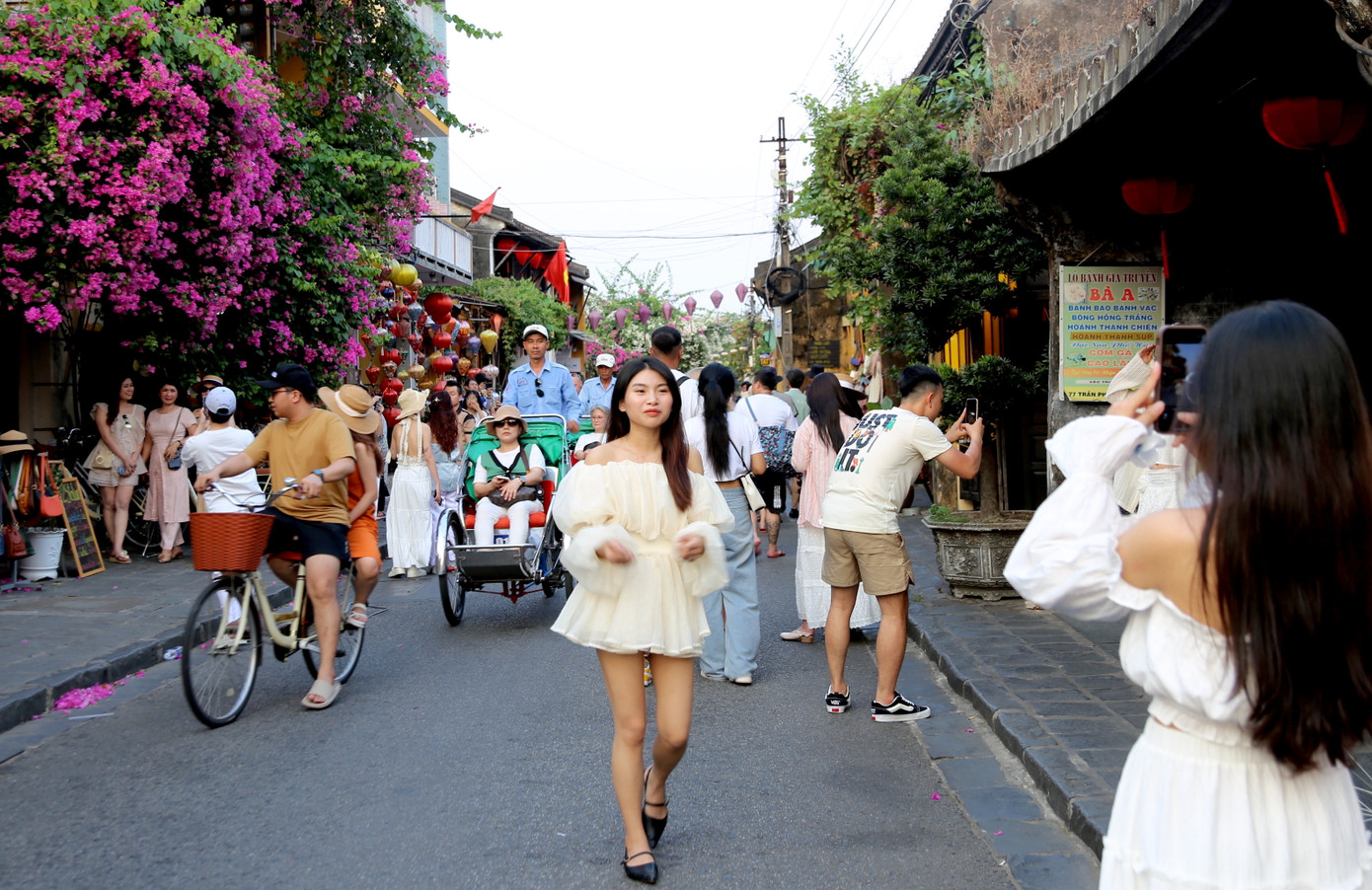 Khách thong thả đạp xe, hoặc dạo bộ quanh phố cổ.