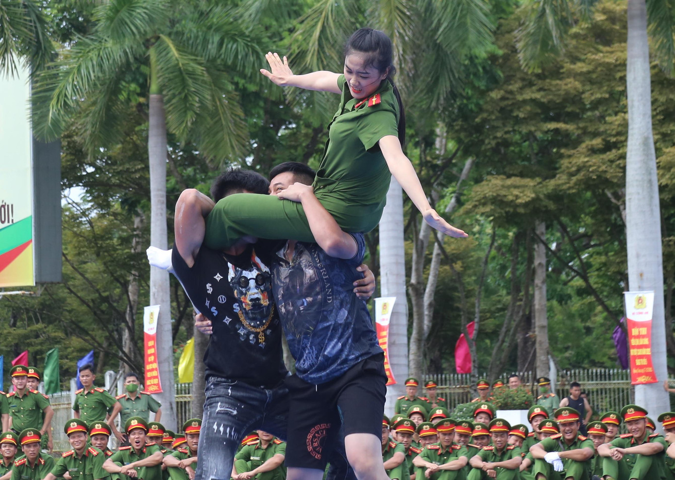 Nữ chiến sĩ công an bay người kẹp cổ, trấn áp cùng lúc 3 đối tượng. Ảnh Hoài Văn