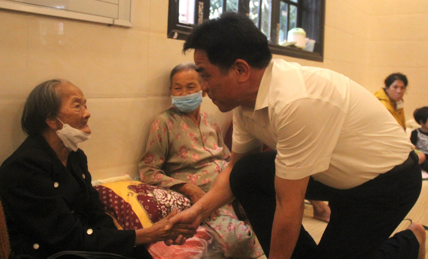 Phó Bí thư Tỉnh uỷ Quảng Nam Lê Văn Dũng động viên người dân yên tâm ở lại khu tránh trú cho tới khi bão tan.