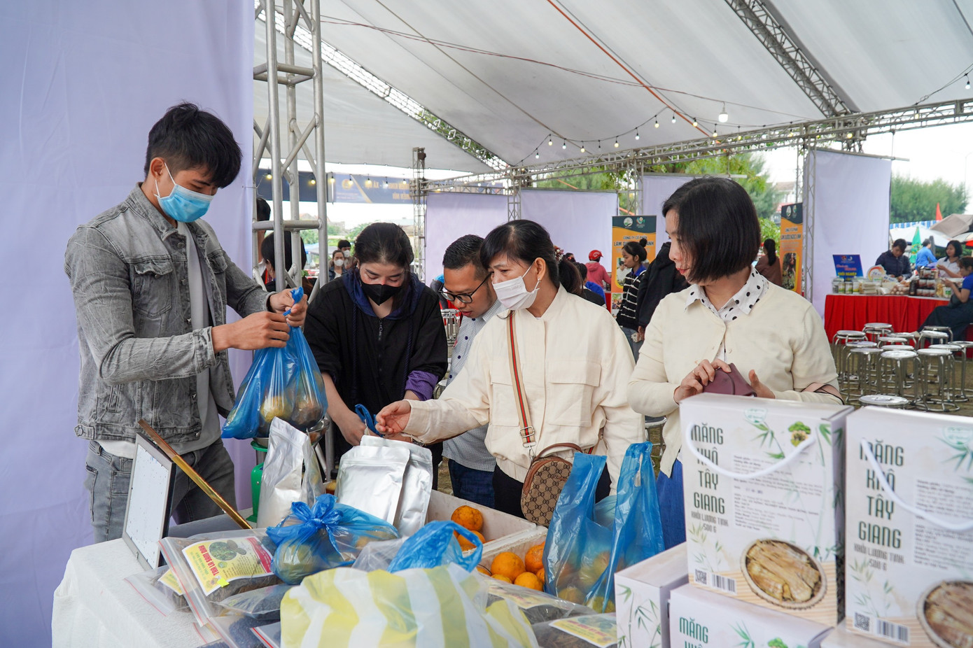 Rất đông bạn trẻ tham quan, mua sắm.