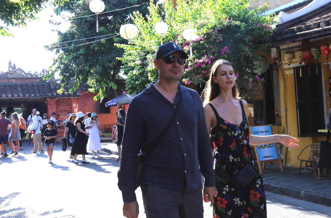 Du khách thong dong dạo bước phố cổ Hội An. Ảnh Hoài Văn