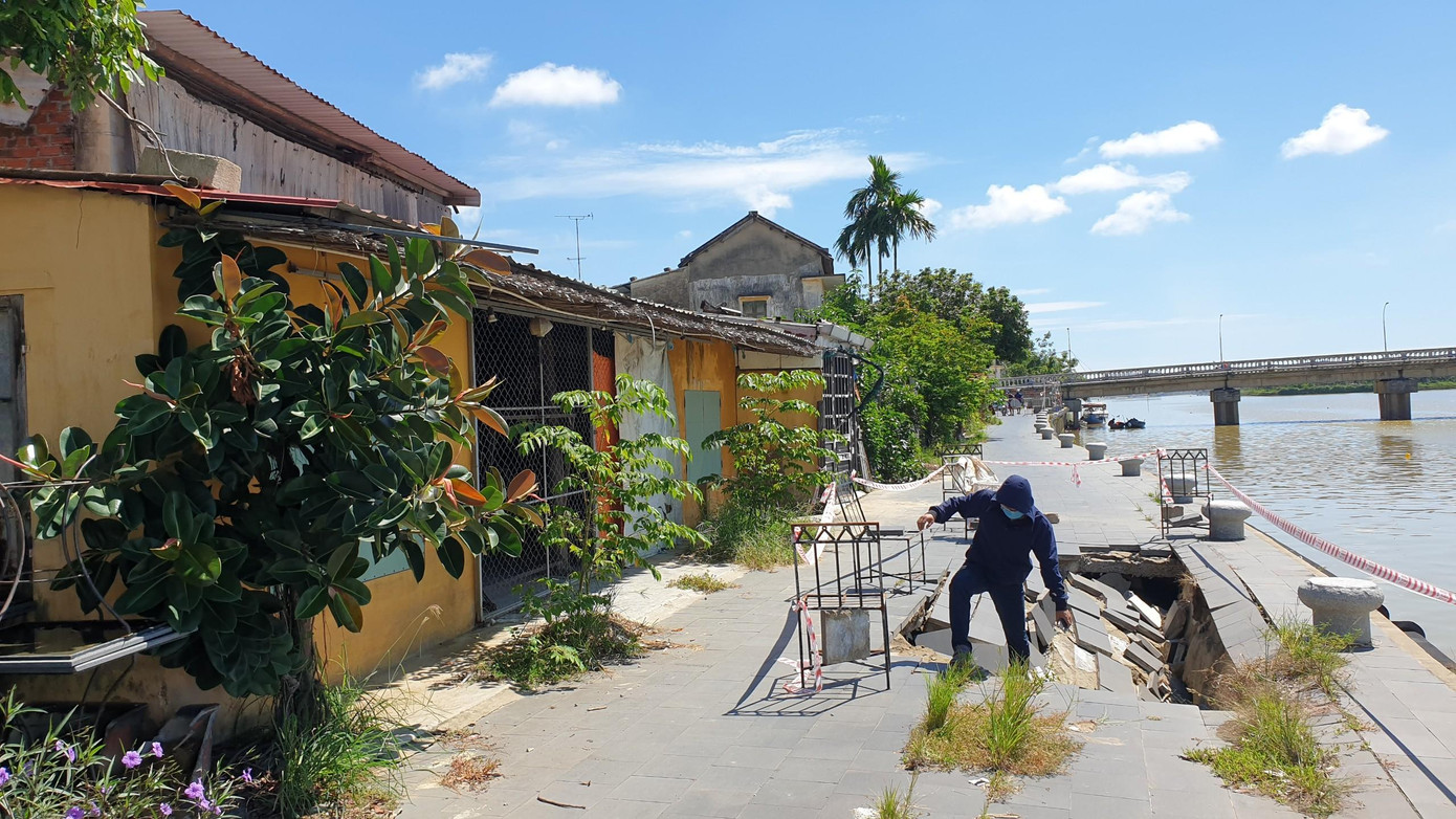 “Nguyên nhân sụt lún là do mấy mí đường cống và kè lớp trên không ăn khớp với nhau khiến cát bên trong bị rút ra ngoài. Trước đó, những trận mưa bão năm ngoái cũng tác động lớn đến bờ kè", ông Sơn nói.