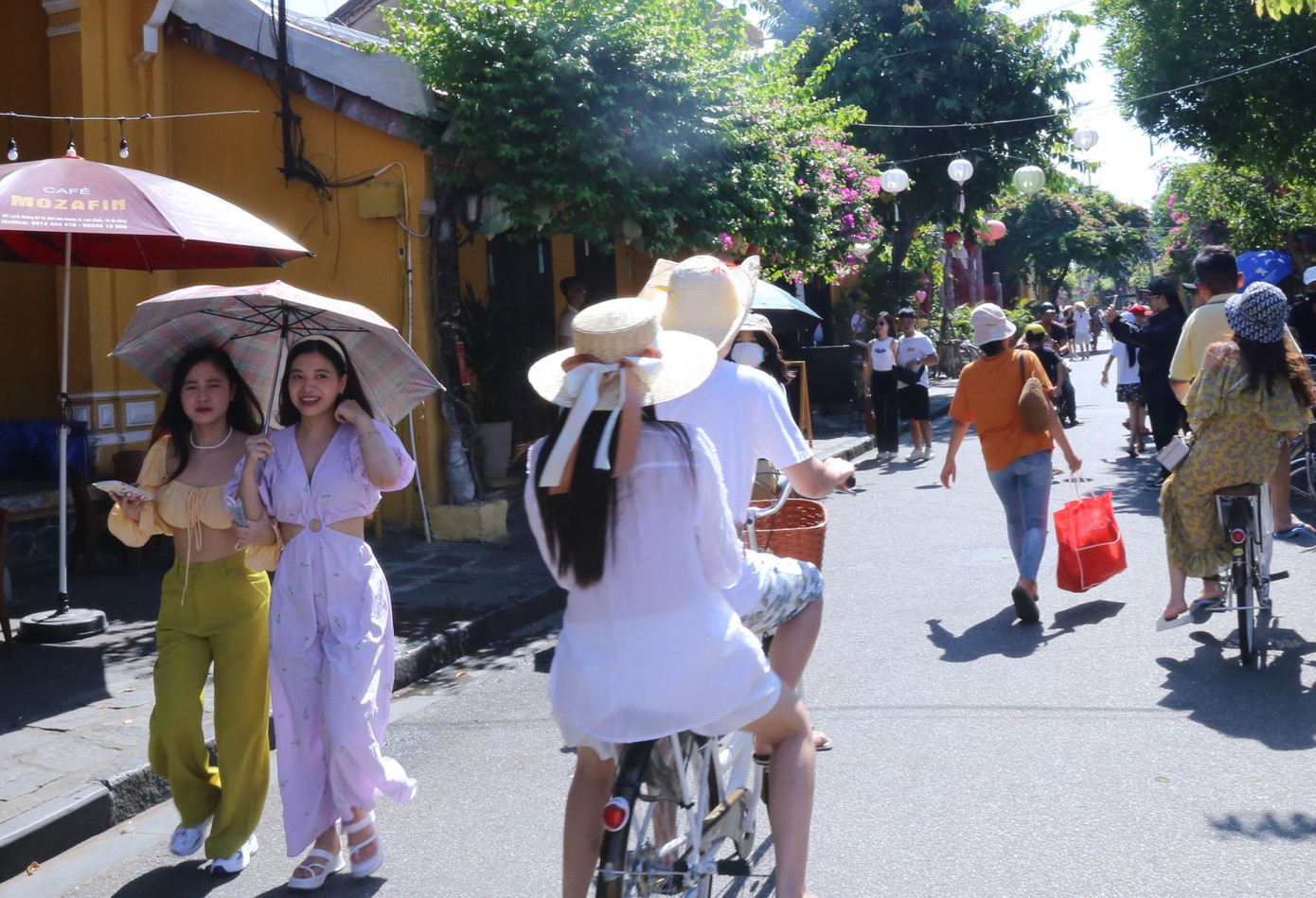 Thong dong trên những con phố.