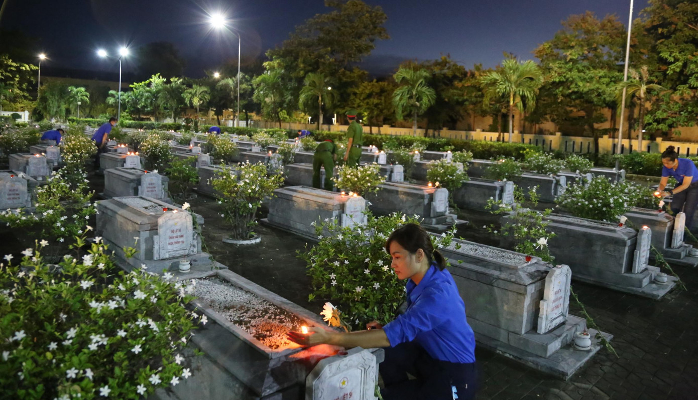 Thắp nến tri ân các anh hùng liệt sĩ