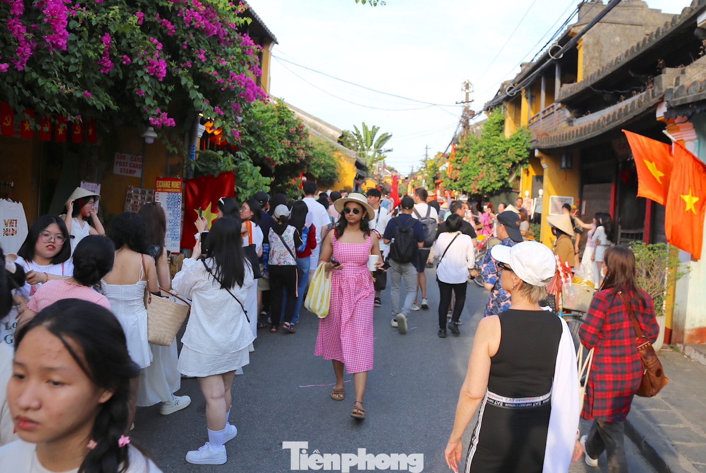Các tuyến phố dập dìu du khách. Ảnh: Hoài Văn