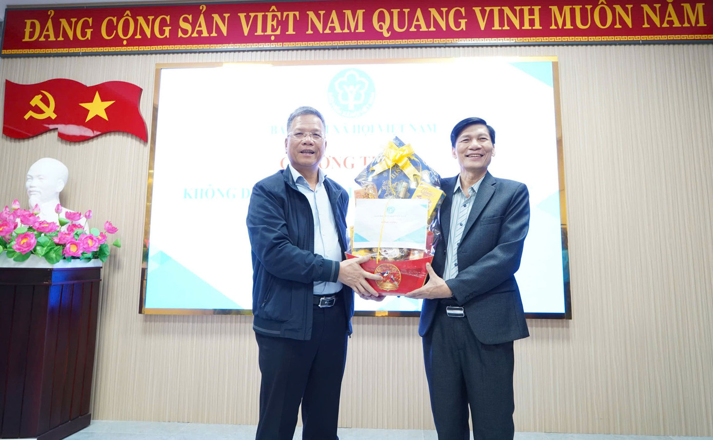 Đoàn cũng đã tặng quà, chúc tết tập thể y bác sĩ, nhân viên Bệnh viện Đa khoa khu vực Quảng Nam trong dịp này.