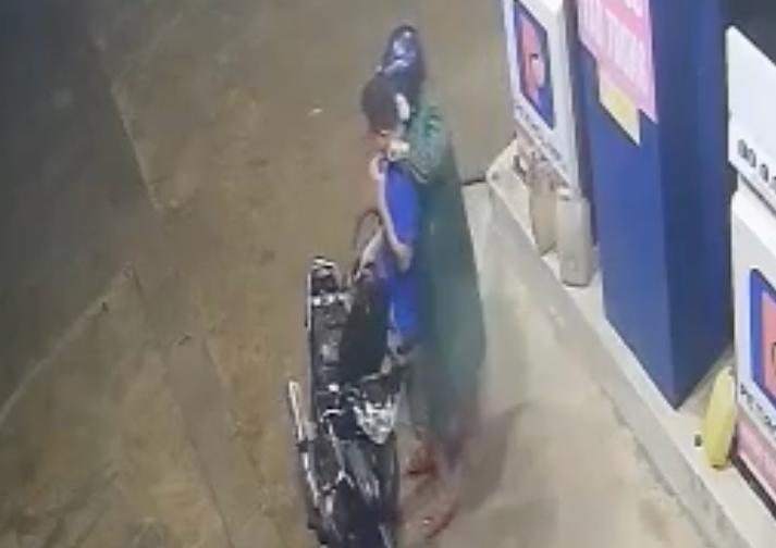 Camera ghi lại hình ảnh đối tượng kề liềm vào cổ cướp tài sản nhân viên cây xăng. Camera ghi lại hình ảnh đối tượng kề liềm vào cổ cướp tài sản nhân viên cây xăng.