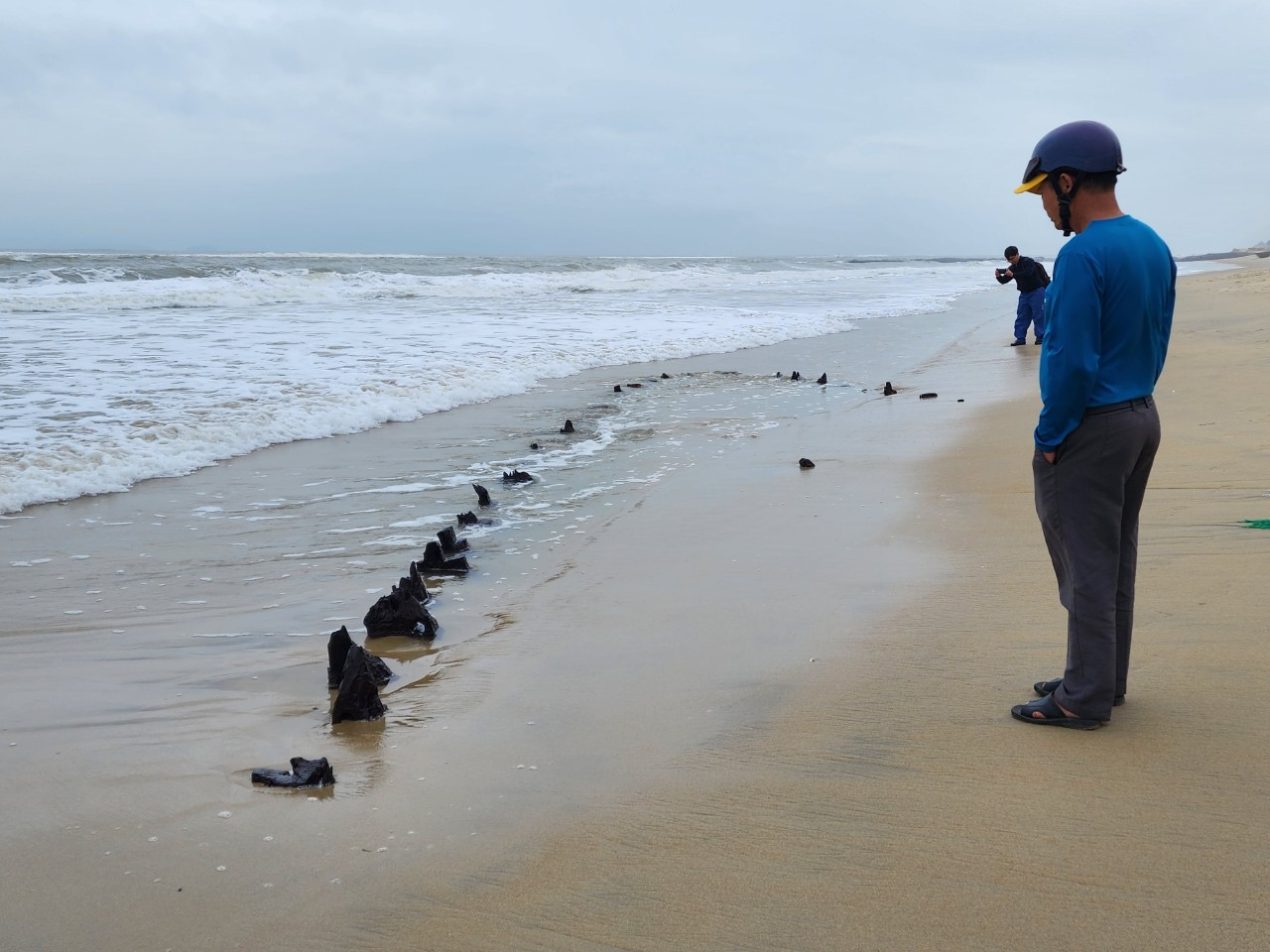 Xác con tàu nghi tàu cổ trồi lên ở gần bờ biển phường Cẩm An, TP Hội An.