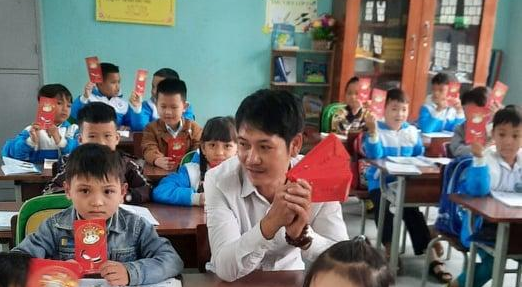 Thầy Nguyễn Trần Vỹ - giáo viên trường Tiểu học Kim Đồng, huyện Nam Trà My, người khởi xướng và kết nối chương trình lì xì đầu năm với mong muốn các em có niềm vui, may mắn và cảm nhận được không khí Tết như học trò vùng xuôi.