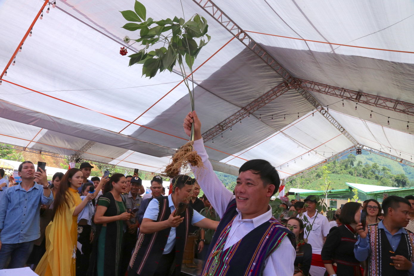 3 cây sâm Ngọc Linh của ông Nguyễn Văn Lượng được chốt mức giá 129 triệu đồng.