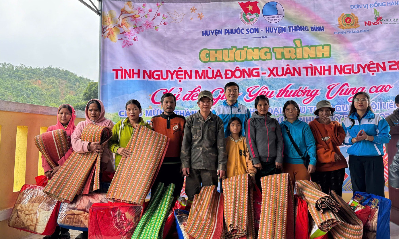 Khám bệnh, tặng quà cho bà con. Khám bệnh, tặng quà cho bà con.