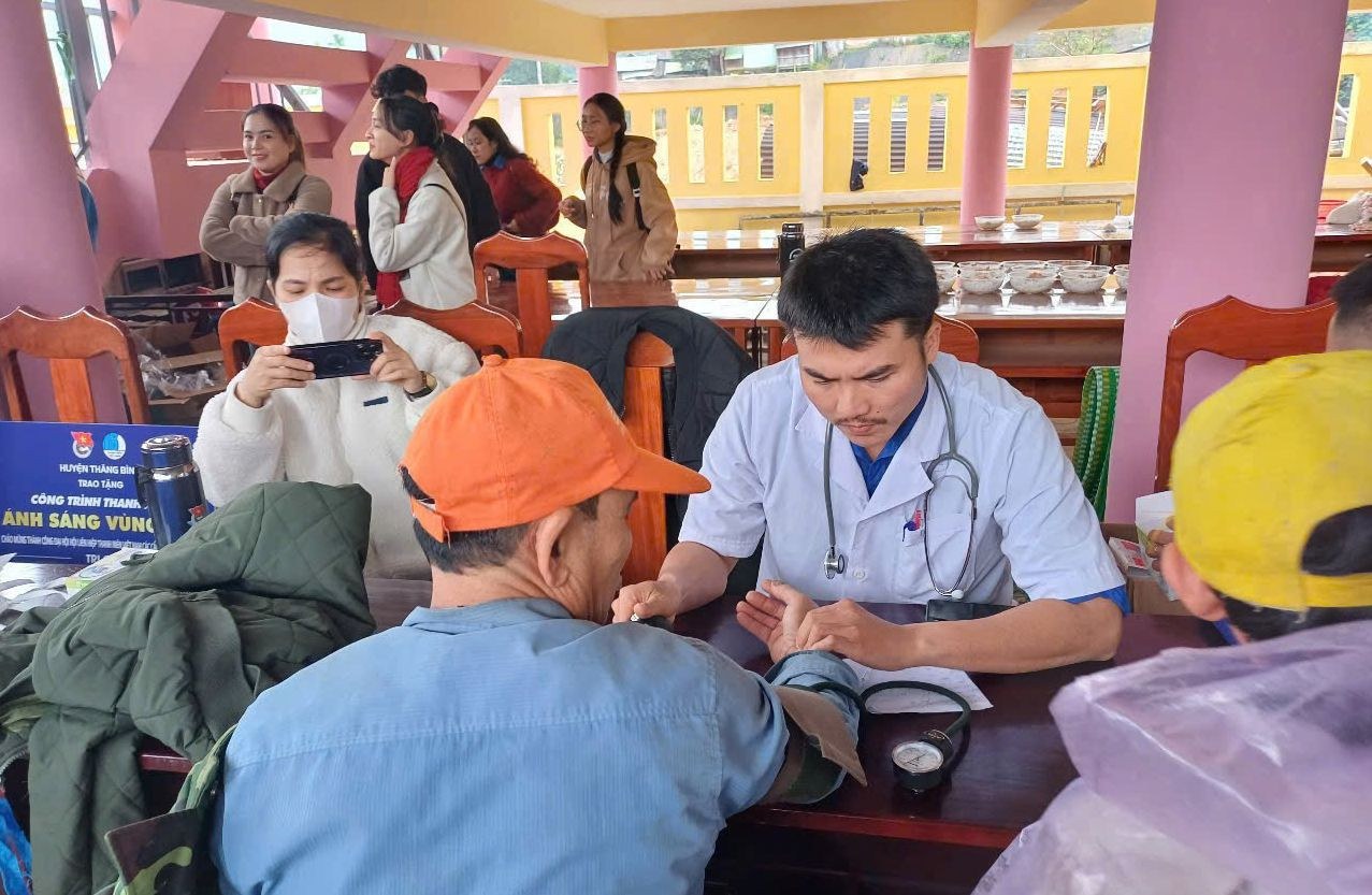 Khám bệnh, tặng quà cho bà con. Khám bệnh, tặng quà cho bà con.