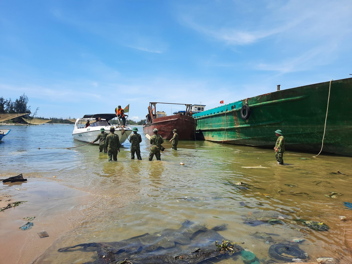Lực lượng chức năng Quảng Nam đưa ngư dân của tàu cá bị nạn vào bờ. Lực lượng chức năng Quảng Nam đưa ngư dân của tàu cá bị nạn vào bờ.