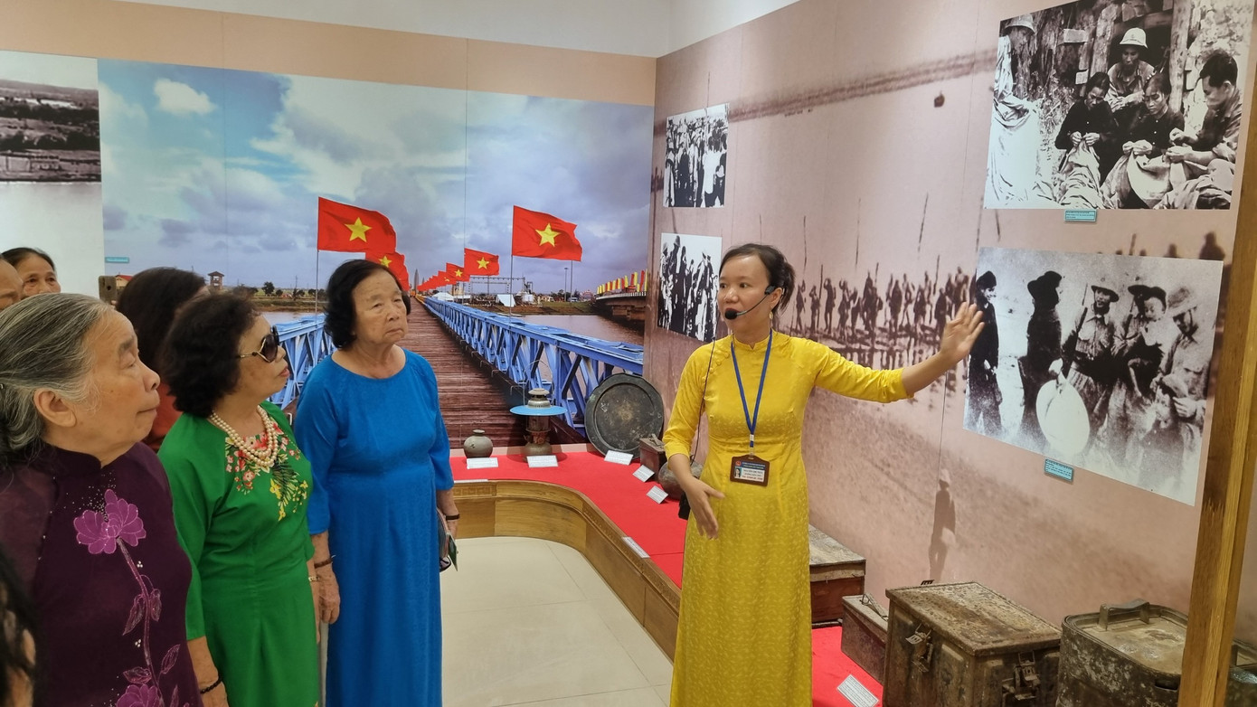 Hướng dẫn viên thuyết minh cho khách tham quan trưng bày chuyên đề Kỷ vật - Ký ức của chiến tranh. Ảnh: Hoài Văn. Hướng dẫn viên thuyết minh cho khách tham quan trưng bày chuyên đề Kỷ vật - Ký ức của chiến tranh. Ảnh: Hoài Văn.