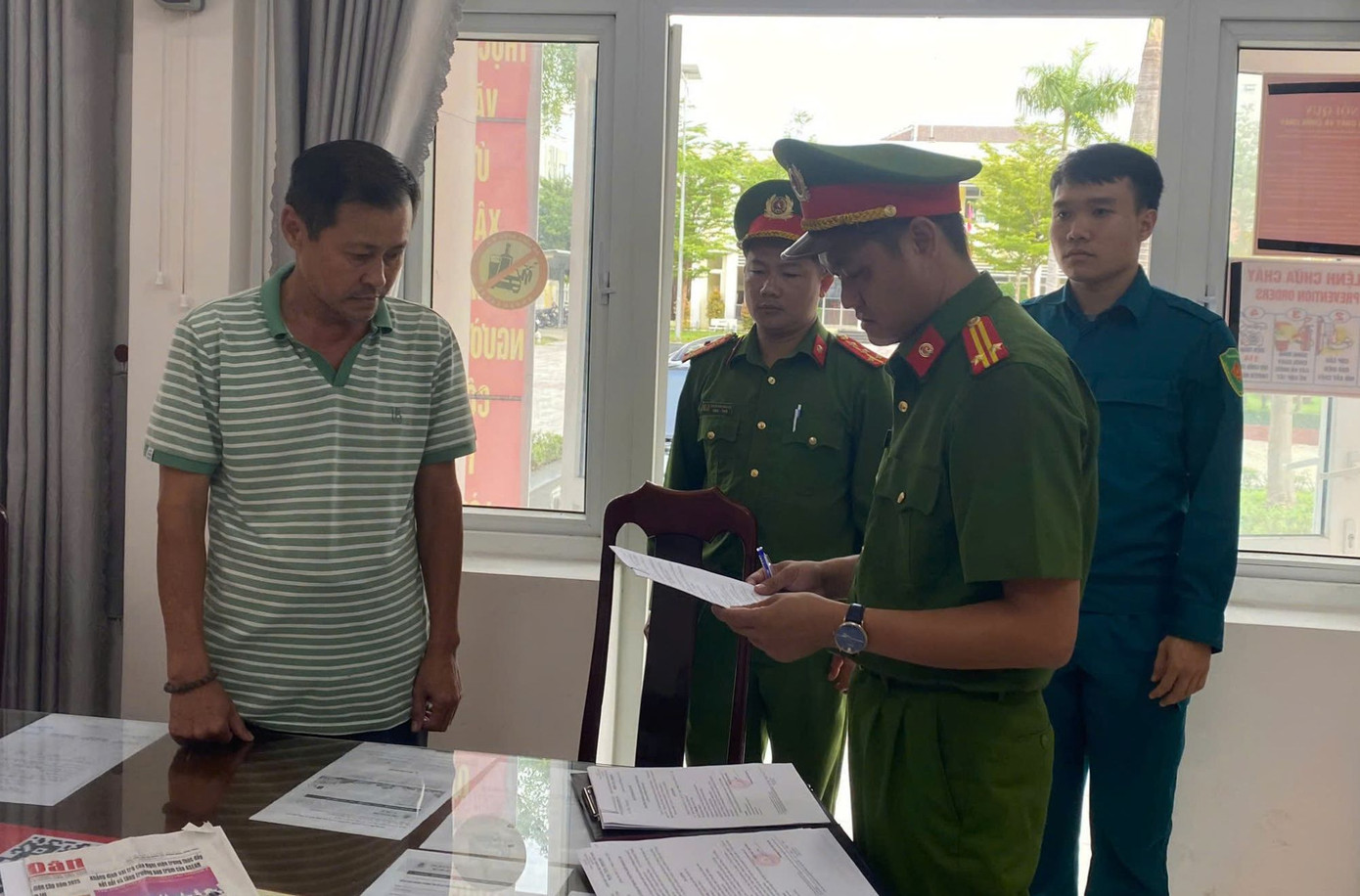 Công an tống đạt quyết định bắt tạm giam đối với Võ Đức Bảy. Ảnh CA