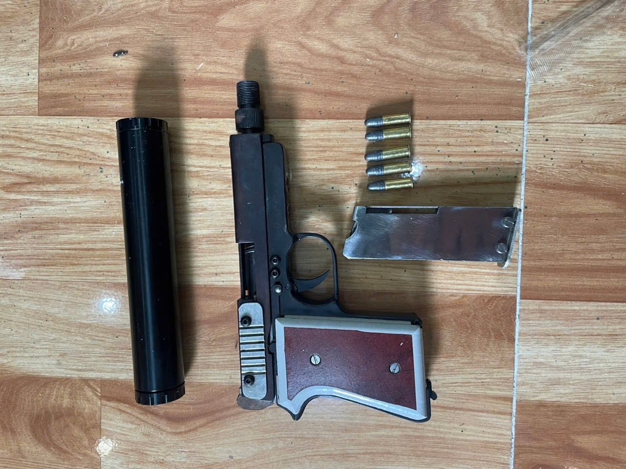 Lực lượng chức năng đã thu giữ 1 khẩu súng, 5 viên đạn của Phạm Văn Vĩnh