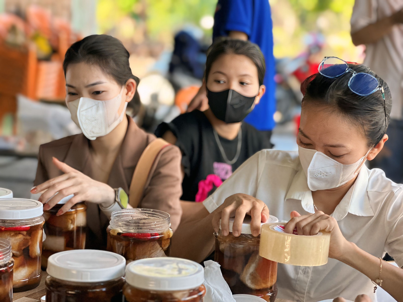 Bạn trẻ cùng xắn tay vào bếp, làm những hũ thịt muối, muối đậu yêu thương gửi đồng bào lũ lụt.