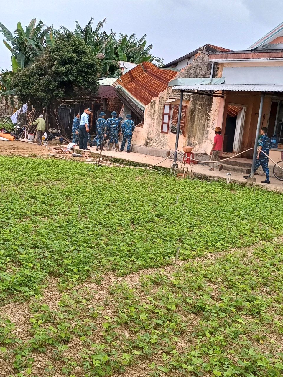 Lực lượng chức năng đến nhà dân ghi nhận thiệt hại, khắc phục hậu quả.