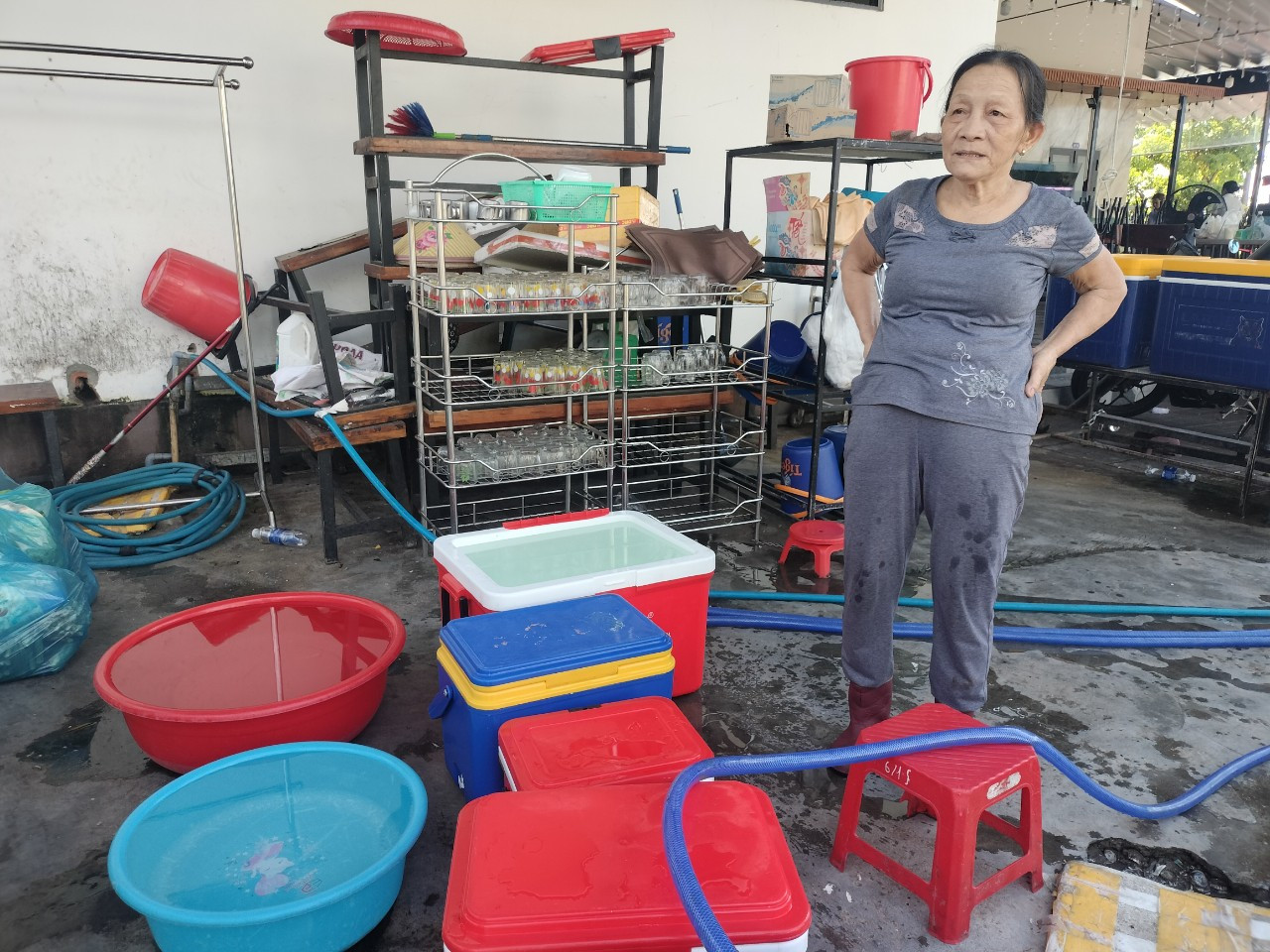 Tranh thủ trữ từng thùng nước để dùng. Tranh thủ trữ từng thùng nước để dùng.