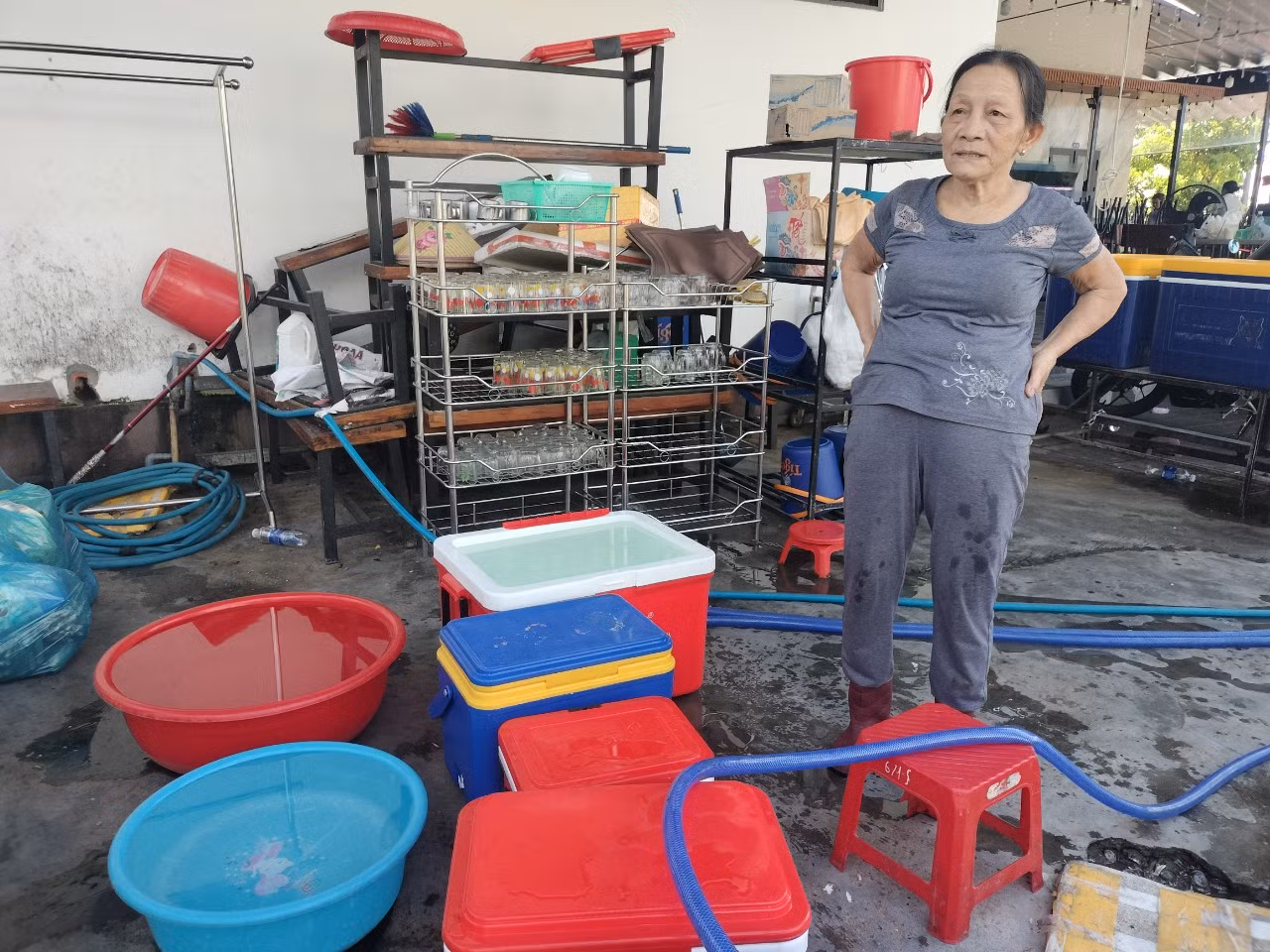 Tranh thủ trữ từng thùng nước để dùng.