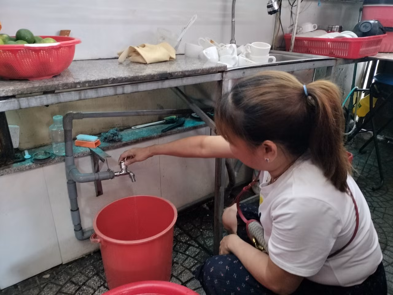 Nắng nóng, thiếu nước sạch để sinh hoạt khiến người dân thành phố Tam Kỳ vô cùng mệt mỏi.