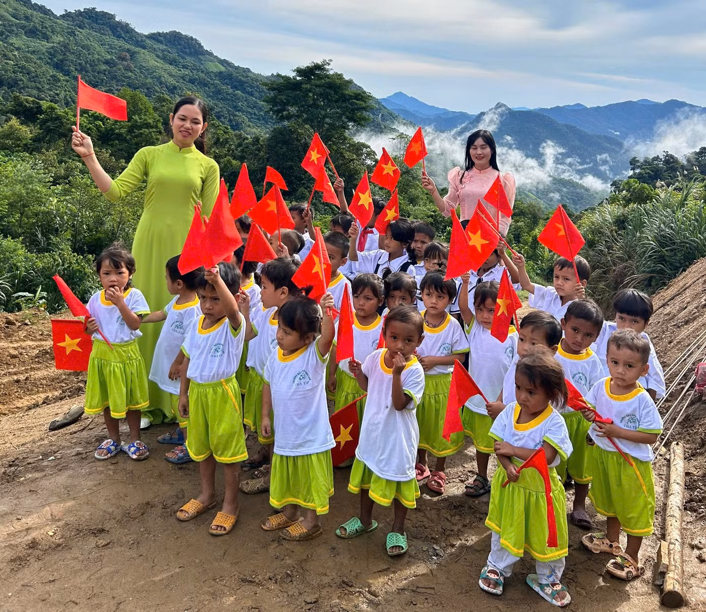 Cùng với niềm háo hức đón chào năm học mới và lá cờ đỏ sao vàng trên tay, giáo viên và học sinh điểm trường nóc Răng Chuỗi, xã Trà Tập, huyện Nam Trà My (Quảng Nam) đến trường trong sáng 5/9. Điểm trường nóc Răng Chuỗi có 33 học sinh khối mầm non và tiểu học. Ảnh: Hoài Văn