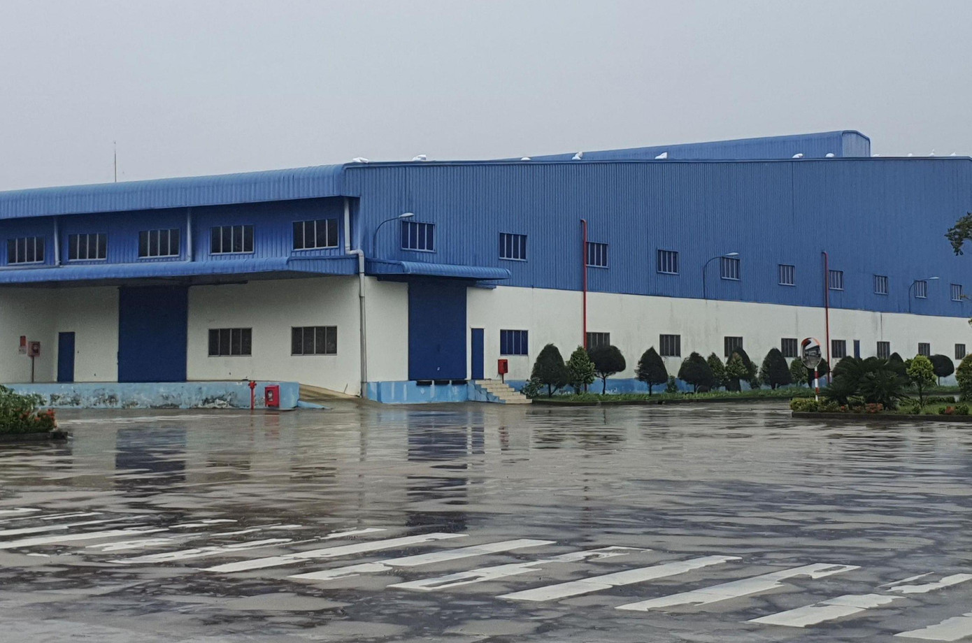 Hoạt động sản xuất tạm dừng để tập trung phòng chống bão.