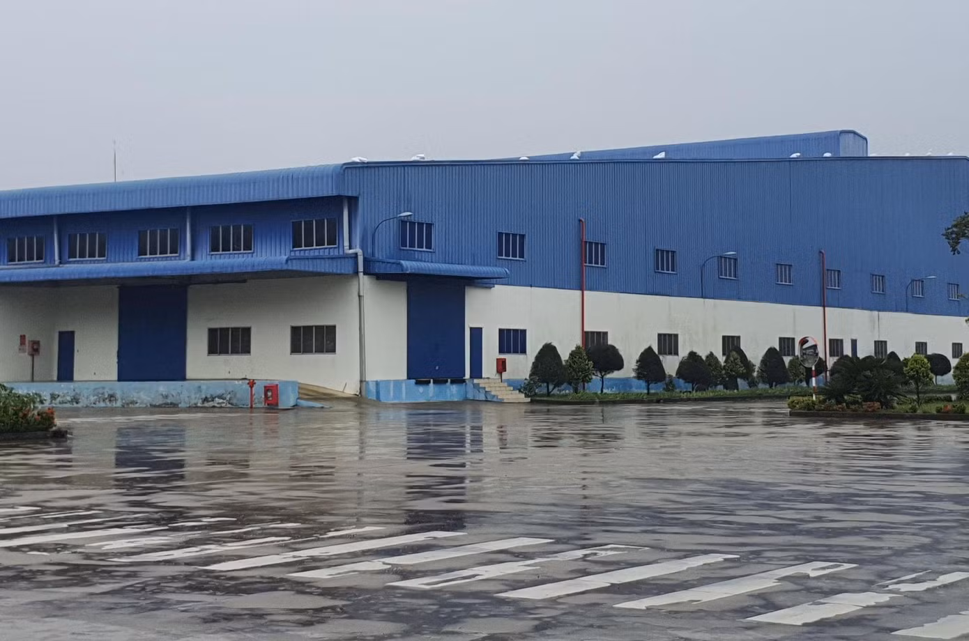 Hoạt động sản xuất tạm dừng để tập trung phòng chống bão. Hoạt động sản xuất tạm dừng để tập trung phòng chống bão.