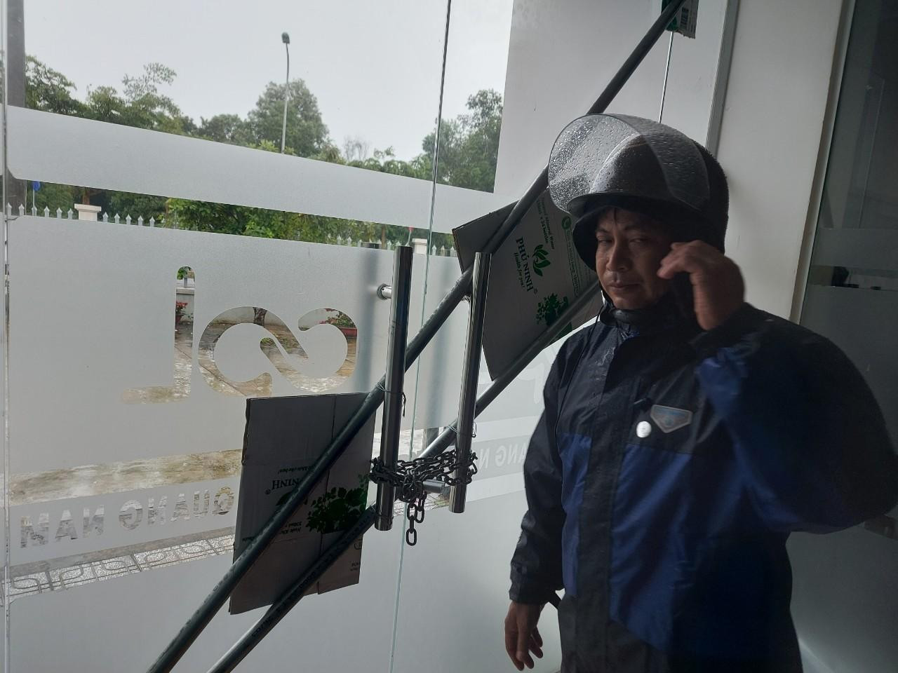 Các cửa ra vào được chằng chống kỹ càng.