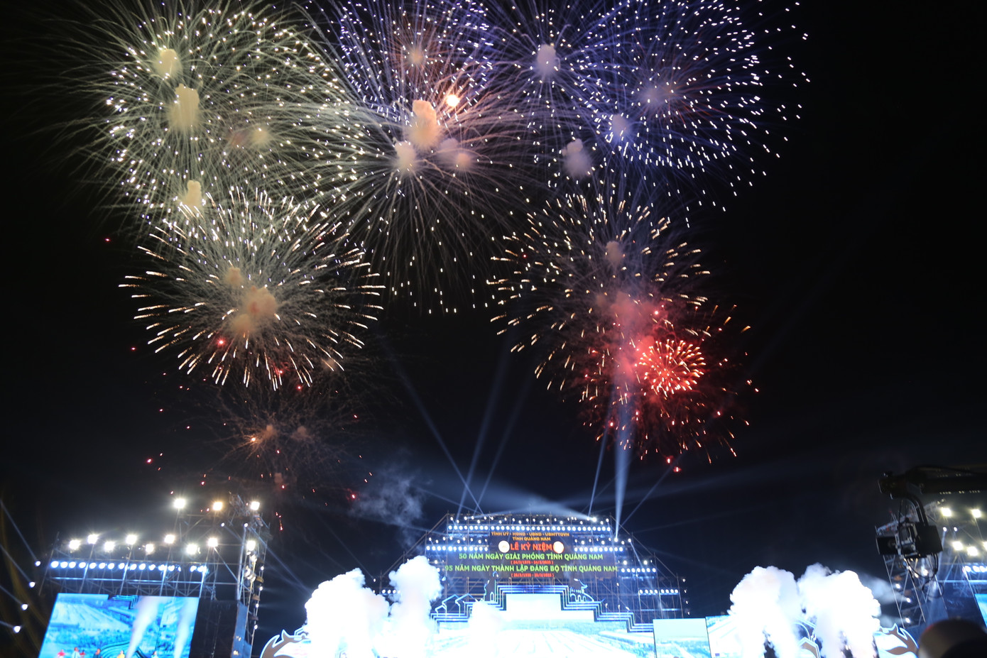 Quảng Nam bắn pháo hoa tầm cao mừng kỷ niệm 50 năm giải phóng tỉnh.