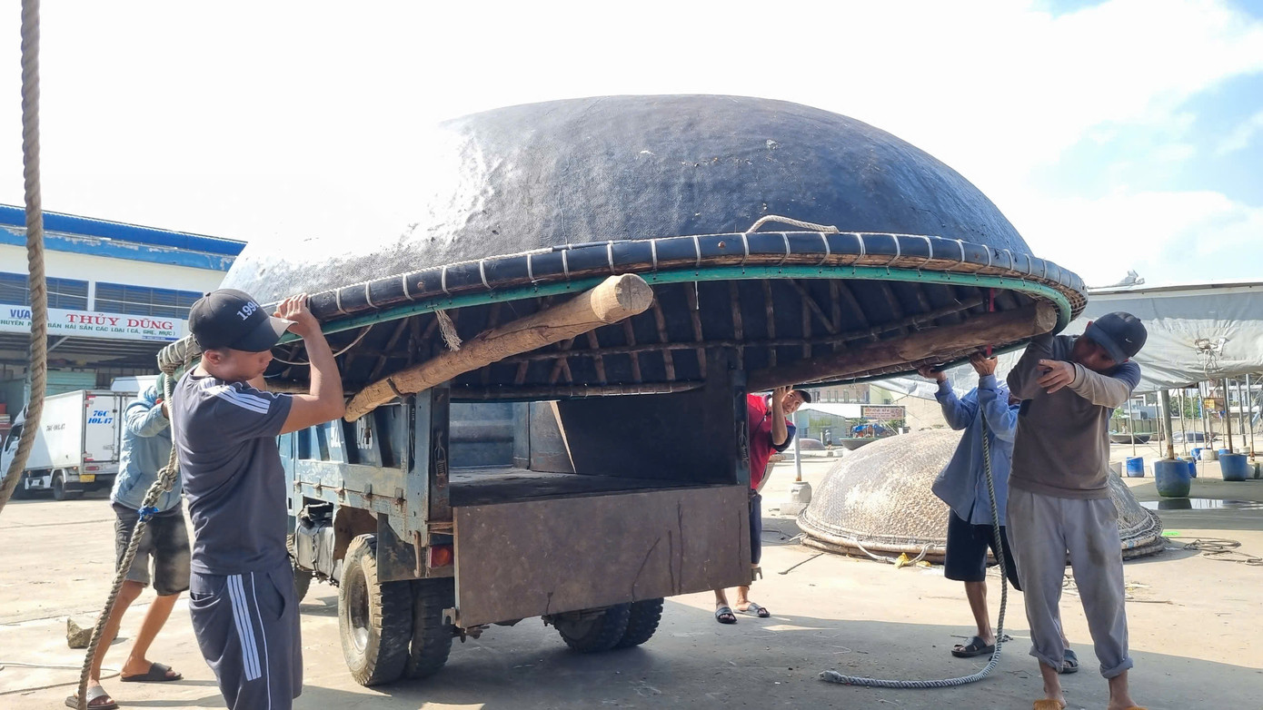 Không khí tại đây nhộn nhịp và hối hả. Các ngư dân cho hay, tất cả đều được chuẩn bị kỹ càng, đầy đủ nhất, hy vọng chuyến vươn khơi đầu năm thuận lợi, may mắn, ăm ắp cá mực.