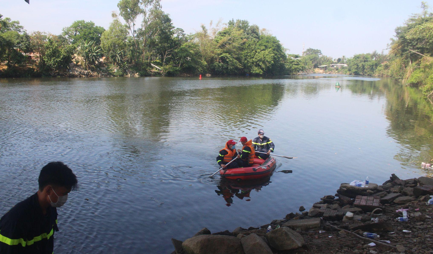 Lực lượng chức năng tìm kiếm thanh niên nhảy cầu tự tử. Lực lượng chức năng tìm kiếm thanh niên nhảy cầu tự tử.